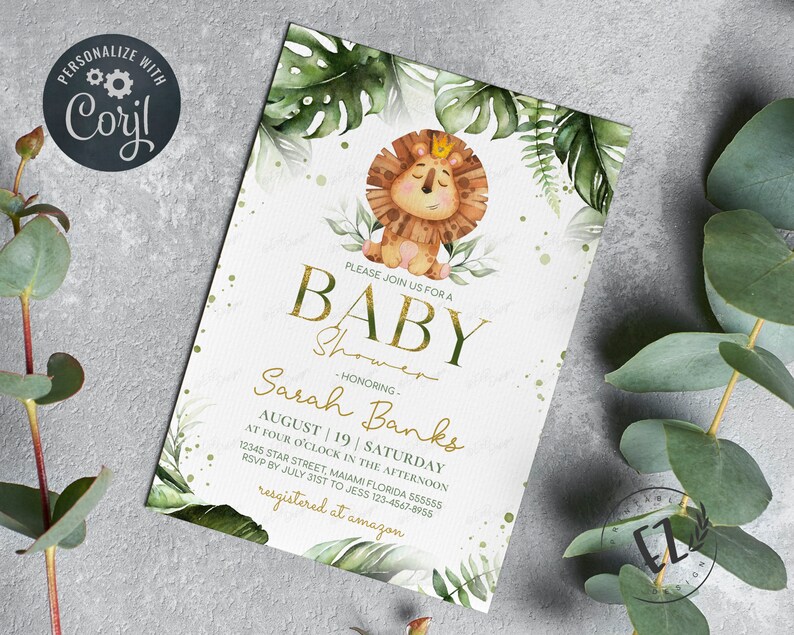 Pode incluir: Um convite para um ch&aacute; de beb&ecirc; com tema de selva. O convite apresenta um le&atilde;o de desenho animado usando uma coroa e cercado por folhas verdes. O texto no convite diz "Por favor, junte-se a n&oacute;s para um ch&aacute; de beb&ecirc; - Em homenagem a - Sarah Banks Agosto 19 | S&aacute;bado &agrave;s quatro da tarde 12345 Star Street, Miami Florida 555555 RSVP at&eacute; 31 de julho para Jess 123-4567-8955 registrado na amazon"
