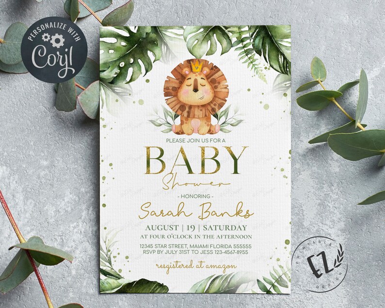 Pode incluir: Um convite para um ch&aacute; de beb&ecirc; com tema de selva. O convite apresenta um le&atilde;o de desenho animado usando uma coroa e cercado por folhas verdes. O texto no convite diz "Por favor, junte-se a n&oacute;s para um ch&aacute; de beb&ecirc; - Em homenagem a Sarah Banks Agosto | 19 | S&aacute;bado &agrave;s quatro da tarde 12345 Star Street, Miami Florida 555555 RSVP at&eacute; 31 de julho para Jess 123-4567-8955 registrado na amazon"
