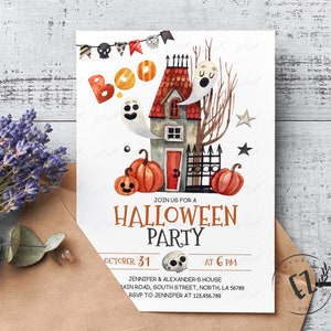 Op de afbeelding: Een Halloween-partij uitnodiging met een cartoon illustratie van een spookhuis, geesten en pompoenen. De tekst luidt "Join us for a Halloween Party, October 31 at 6 PM. Jennifer & Alexander's House, Main Road, South Street, North, LA 56789. RSVP to Jennifer at 128.456.789"