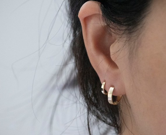 10K Solid Gold Dainty Chain Huggie Earrings Gold Hoop Earrings,Gold Huggie Earrings.