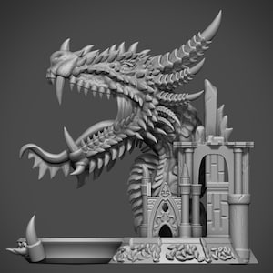 Puede incluir: Escultura de drag&oacute;n impresa en 3D en escala de grises con la boca abierta, dientes afilados y escamas detalladas. El drag&oacute;n est&aacute; posicionado sobre un castillo en miniatura con puertas arqueadas y pilares. La escultura est&aacute; sobre un fondo neutro.