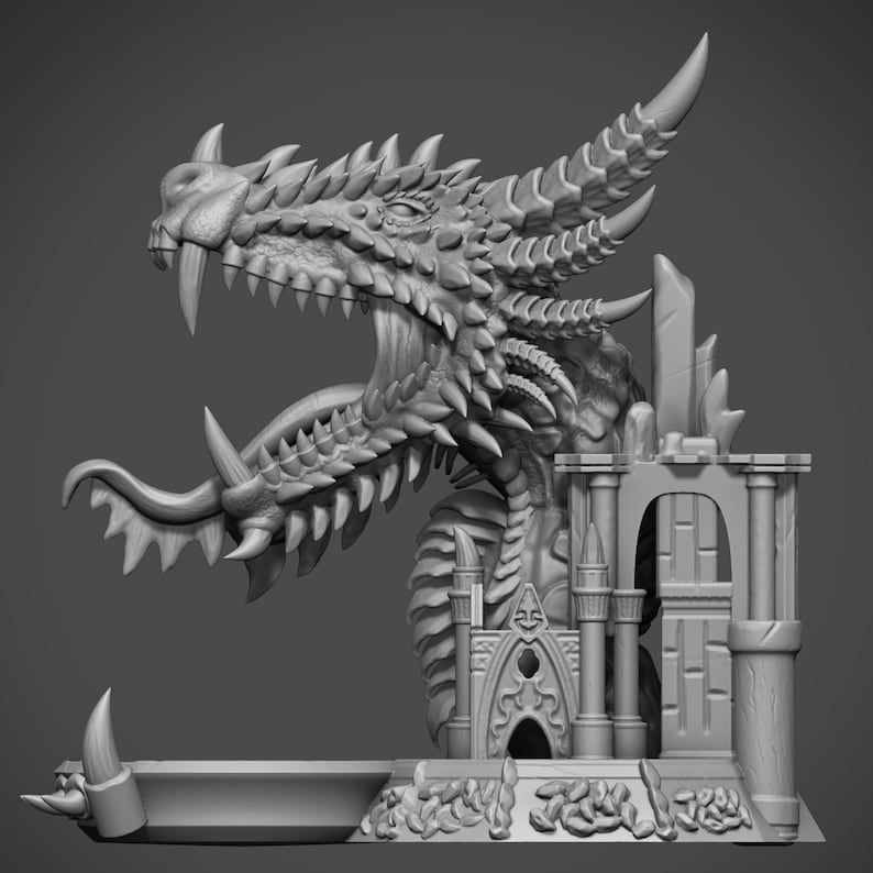 Puede incluir: Escultura de drag&oacute;n impresa en 3D en escala de grises con la boca abierta, dientes afilados y escamas detalladas. El drag&oacute;n est&aacute; posicionado sobre un castillo en miniatura con puertas arqueadas y pilares. La escultura est&aacute; sobre un fondo neutro.
