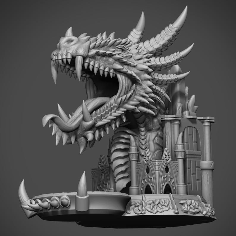 Puede incluir: Escultura en escala de grises de la cabeza de un drag&oacute;n con la boca abierta, revelando afilados dientes y una larga lengua. La cabeza del drag&oacute;n est&aacute; detallada con escamas y cuernos, sobre un fondo de estructuras tipo castillo.