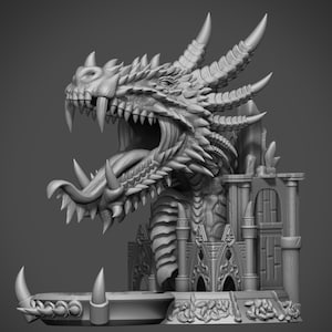 Puede incluir: Una detallada escultura en escala de grises de la cabeza de un drag&oacute;n con la boca abierta, revelando afilados dientes y una larga lengua. El drag&oacute;n se encuentra sobre un fondo de elementos arquitect&oacute;nicos, incluyendo arcos y columnas, sugiriendo un tema de fantas&iacute;a.