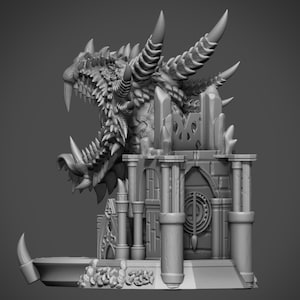 Puede incluir: Escultura detallada en escala de grises de una cabeza de drag&oacute;n sobre una estructura similar a un castillo. El drag&oacute;n presenta dientes afilados, cuernos y escamas texturizadas. El castillo tiene pilares, arcos y elementos decorativos.