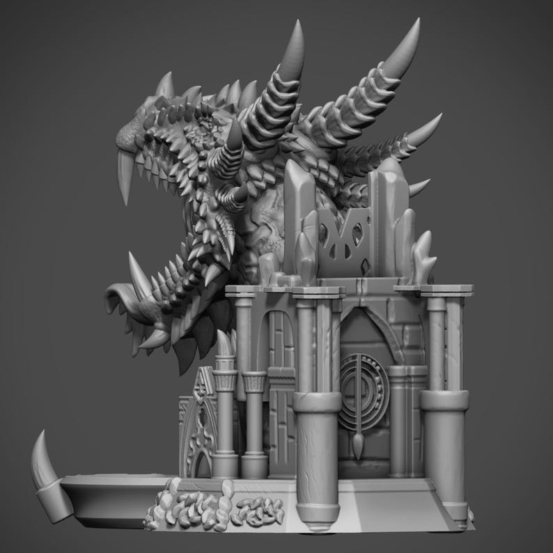 Puede incluir: Escultura detallada en escala de grises de una cabeza de drag&oacute;n sobre una estructura similar a un castillo. El drag&oacute;n presenta dientes afilados, cuernos y escamas texturizadas. El castillo tiene pilares, arcos y elementos decorativos.