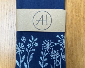 Paquete de 2 servilletas de algodón - Diseño de flores blancas estampadas en bloque azul marino