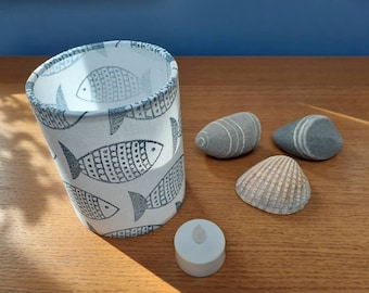 Linterna/olla de almacenamiento. Multiuso. Diseño de peces azul noche sobre algodón blanco. Impreso a mano en Devon. (Luz de té a pilas incluida).