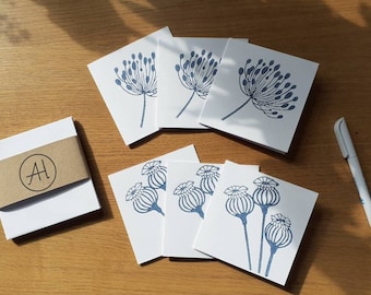PAQUETE DE 6 Tarjetas/Notas: Diseños de cabezas de semillas impresos en bloque en azul medianoche (diseños de 3 x 2) Interior en blanco.