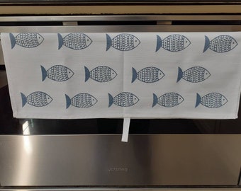 Paño de cocina: algodón blanco estampado en bloque con diseño de peces azul medianoche.