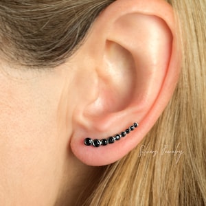 Boucles d’oreilles grimpantes minuscules en argent sterling. chenille d’oreille cubique, enveloppement d’oreille de barre en zircon noir, brassard d’oreille minimaliste