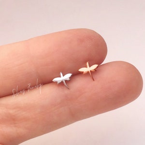 Orecchini con perno di libellula in argento sterling, piccole spille minimaliste, regalo per lei, bambini, todler, ragazze e bambini, con opzione riempita d'oro