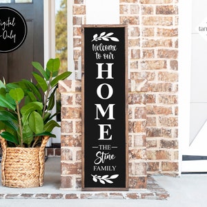 Pode incluir: Um sinal de boas-vindas preto e branco com o texto "Welcome to our HOME - The Stine Family" com um design de folhas na parte superior e inferior.