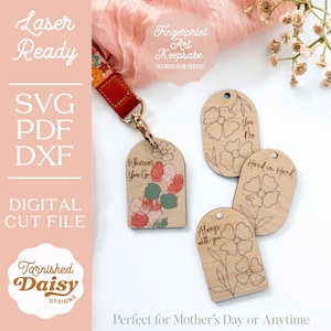 Puede incluir: Cuatro etiquetas de madera cortadas con láser con diseños florales y texto inspirador. Las etiquetas tienen forma de rectángulos redondeados y tienen un agujero en la parte superior para colgar. El texto en las etiquetas dice "Wherever You Go", "You Are", "Hand in Hand" y "Always with You".