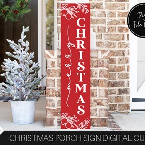 Pu&ograve; includere: Un cartello da veranda in legno rosso con testo bianco che recita "Merry Christmas" con un design di agrifoglio e bacche in alto e in basso. File digitale solo.