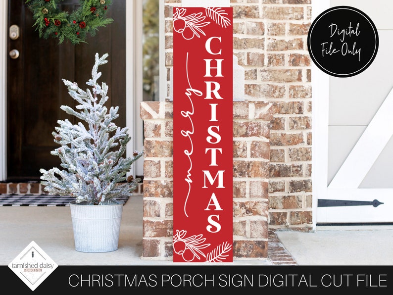 Pu&ograve; includere: Un cartello da veranda in legno rosso con testo bianco che recita "Merry Christmas" con un design di agrifoglio e bacche in alto e in basso. File digitale solo.