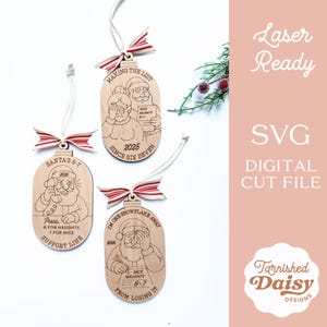 Peut inclure: Ornements de Noël en bois avec des motifs du Père Noël et des textes humoristiques. Chaque ornement est orné d'un ruban rayé rouge et blanc et d'une ficelle pour l'accrocher. Le texte comprend des phrases comme "Santa's 6-7 Support Line".