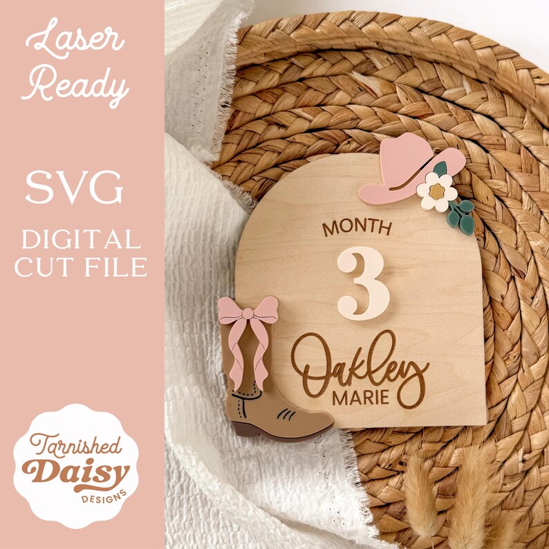 K&ouml;nnte beinhalten: Ein h&ouml;lzernes monatliches Meilensteinschild mit einem Cowboy-Stiefel- und Hut-Design. Das Schild enth&auml;lt den Text "Month 3" und einen Namen. Der Text "Laser Ready", "SVG DIGITAL CUT FILE" und "Tarnished Daisy Designs" ist ebenfalls enthalten.