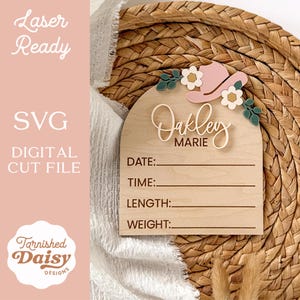 K&ouml;nnte beinhalten: Ein Geburtsanzeichen aus Holz mit dem Namen "Oakley Marie" in Schreibschrift. Das Schild ist mit einem rosa Cowboyhut und floralen Akzenten verziert. Das Schild enth&auml;lt Platz f&uuml;r Datum, Uhrzeit, L&auml;nge und Gewicht. Die W&ouml;rter "Laser Ready", "SVG Digital Cut File" und "Tarnished Daisy Designs" sind ebenfalls sichtbar.
