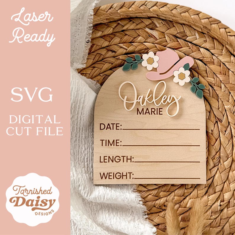 K&ouml;nnte beinhalten: Ein Geburtsanzeichen aus Holz mit dem Namen "Oakley Marie" in Schreibschrift. Das Schild ist mit einem rosa Cowboyhut und floralen Akzenten verziert. Das Schild enth&auml;lt Platz f&uuml;r Datum, Uhrzeit, L&auml;nge und Gewicht. Die W&ouml;rter "Laser Ready", "SVG Digital Cut File" und "Tarnished Daisy Designs" sind ebenfalls sichtbar.