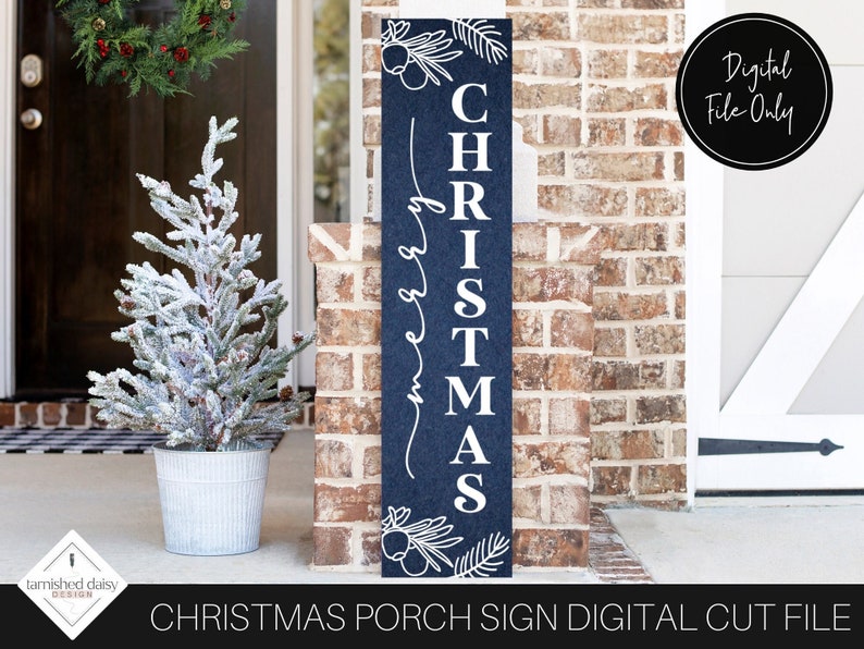 Pu&ograve; includere: Un cartello da portico natalizio blu e bianco con il testo "Buon Natale" in un font corsivo. Il cartello &egrave; decorato con agrifoglio e bacche.