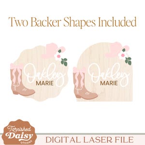 K&ouml;nnte beinhalten: Digitale Laserdatei mit zwei Holztr&auml;gerformen im Landhausstil. Jede Form enth&auml;lt einen rosa Cowboyhut, florale Akzente und einen Cowboy-Stiefel. Der Name "Oakley Marie" wird in kursiver Schrift angezeigt.