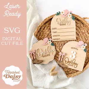 K&ouml;nnte beinhalten: Holz-Laserschnitt-Baby-Meilensteintafeln und Namensschilder. Die Schilder zeigen ein Cowboyhut- und Stiefel-Thema mit dem Namen "Oakley Marie" in Schreibschrift. Ein Schild hat Ausf&uuml;llangaben. Das Bild enth&auml;lt auch den Text "Laser Ready", "SVG Digital Cut File".