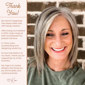 K&ouml;nnte beinhalten: Eine l&auml;chelnde Frau mit grauem Haar und einem gr&uuml;nen Oberteil. Der Text oben lautet "Thank You!" gefolgt von einer Botschaft &uuml;ber Kreativit&auml;t, Holzbearbeitung und die Unterst&uuml;tzung kleiner Unternehmen. Die Nachricht endet mit "Kim" und einem Herzsymbol.