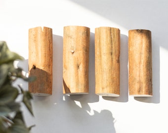 Sola Palos de madera con corteza (paquete de 4) - juguetes para pájaros juguete para pájaros naturales, juguetes para loros pequeños y medianos, juguetes para los pies para pájaros, juguete de madera sola