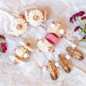 Op de afbeelding: Een rustiek houten bord met de tekst "Welcome to our home" in witte letters. Het bord heeft een verweerde afwerking en een eenvoudig, uitnodigend ontwerp, perfect voor een veranda of entree.