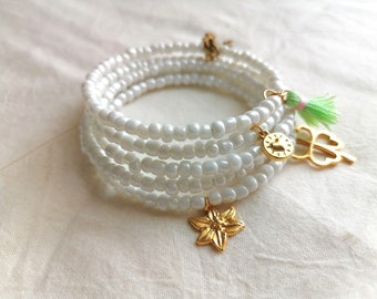 Multistrand white bracelet