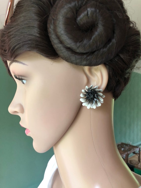 Big Vintage 1960s Pinwheel Flower Brooch & Earrin… - image 3