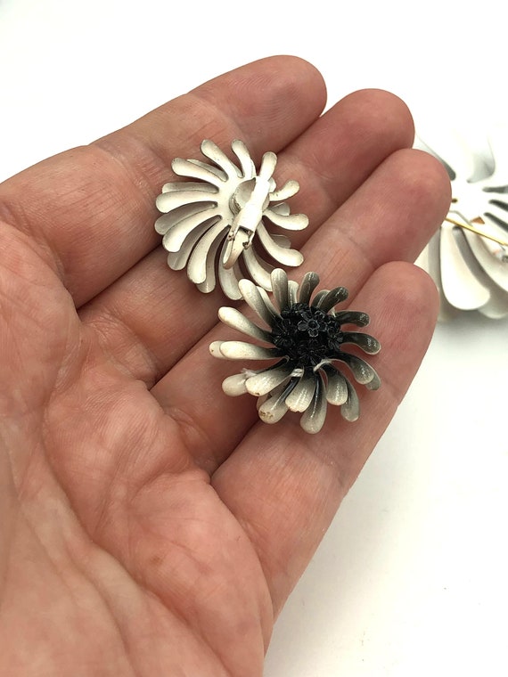 Big Vintage 1960s Pinwheel Flower Brooch & Earrin… - image 8