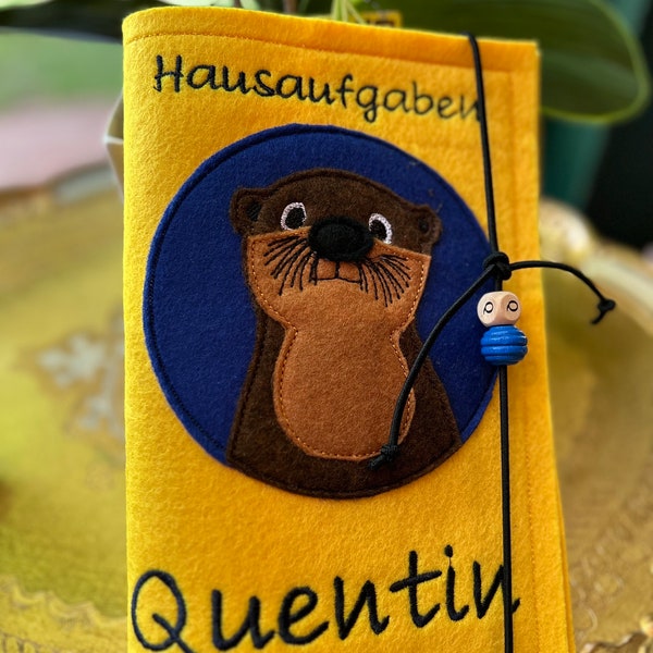 Geschenke zur Einschulung-Hausaufgabenheft mit Otter sowie Namen aus Filz