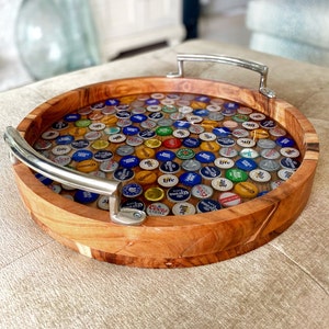 Tampa de garrafa de cerveja de madeira e resina pufe ou bandeja de serviço, ótimo presente para homens, bar, caverna do homem, grande, redondo