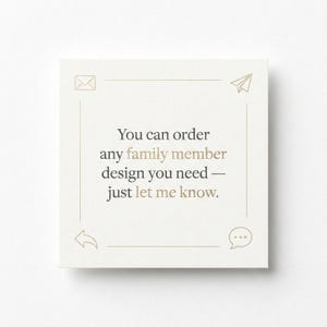 Pu&ograve; includere: Un cartoncino quadrato color bianco sporco con il testo: You can order any family member design you need &mdash; just let me know. Il cartoncino presenta bordi a linee sottili e piccole icone di una busta, un aeroplanino di carta e un fumetto.