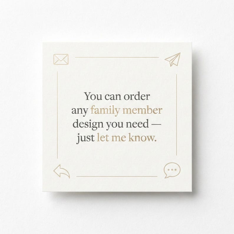 Pu&ograve; includere: Un cartoncino quadrato color bianco sporco con il testo: You can order any family member design you need &mdash; just let me know. Il cartoncino presenta bordi a linee sottili e piccole icone di una busta, un aeroplanino di carta e un fumetto.