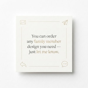 Puede incluir: Tarjeta cuadrada de color blanco roto con el texto "You can order any family member design you need - just let me know." El texto es de un color oscuro y neutro. La tarjeta tiene un borde con peque&ntilde;os iconos.