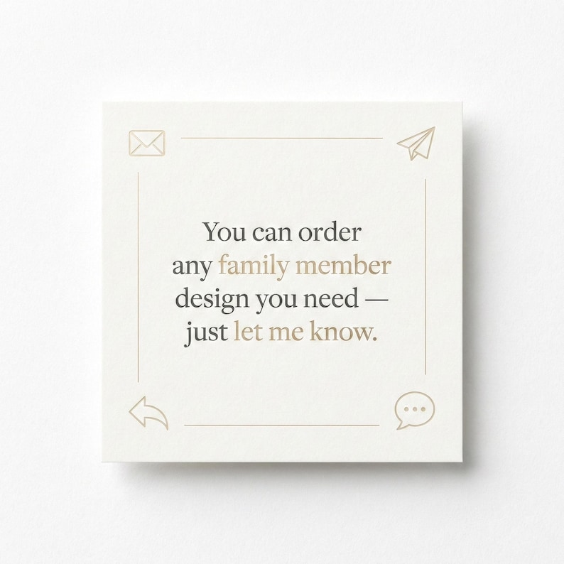 Puede incluir: Tarjeta cuadrada de color blanco roto con el texto "You can order any family member design you need - just let me know." El texto es de un color oscuro y neutro. La tarjeta tiene un borde con peque&ntilde;os iconos.