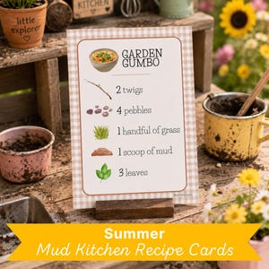 Può includere: Una scheda ricetta rettangolare con un bordo a quadretti marrone chiaro che presenta il testo Garden Gumbo e un elenco di ingredienti: 2 ramoscelli, 4 ciottoli, 1 manciata d'erba, 1 paletta di fango e 3 foglie, con piccole illustrazioni.