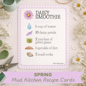 Puede incluir: Una tarjeta de receta con un borde de cuadros vichy lila claro presenta el texto "DAISY SMOOTHIE" y una lista de ingredientes. La receta incluye agua, pétalos de margarita, hierba verde, tierra y pequeñas rocas. También son visibles las palabras "SPRING" y "Mud Kitchen Recipe Cards".