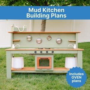 Puede incluir: Una cocina de barro de madera con un marco verde claro y una encimera de madera natural. Cuenta con un horno de juguete, una placa de cocina y ollas y sartenes colgantes. El texto "Mud Kitchen Building Plans" se muestra en la parte superior. Incluye planos del horno.