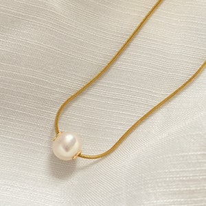 Pearl Charm Snake Chain Necklace, 18k Gold Titanium Thin Necklace, Minimalist Layering Necklace, Freshwater Pearl Charm Necklace, Gift Idea