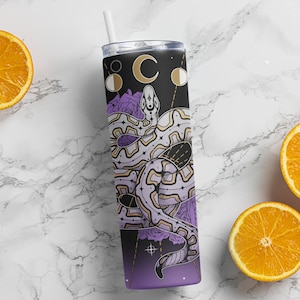 Pode incluir: Um copo de aço inoxidável com um design roxo, dourado e preto que apresenta uma cobra enrolada em torno de uma rosa com uma lua crescente e estrelas.