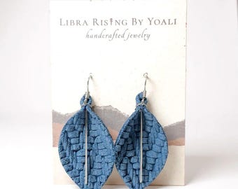 Boho Leaf Dangle Örhängen i Denimblått Stickat Läder