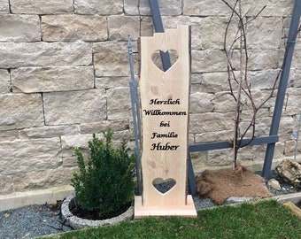 Holzstele "Herzlich Willkommen" mit zwei Herzen, auf Wunsch personalisiert, Stele Holzaufsteller