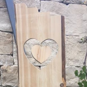 Holzstele Herzlich Willkommen mit Herz und kleinem Hängeherz, Personalisierter Aufsteller Bild 4