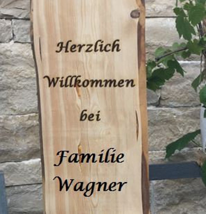 Holzstele Herzlich Willkommen mit Herz und kleinem Hängeherz, Personalisierter Aufsteller Bild 5