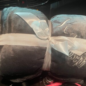 Mantas y almohadas monogramadas para bebés