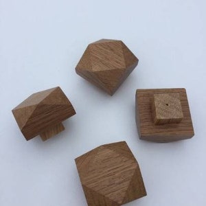 以下が含まれることがあります： ダイヤモンド型の幾何学的な木製引き出しノブ4個。ノブは薄い茶色の木でできており、滑らかな仕上がりです。